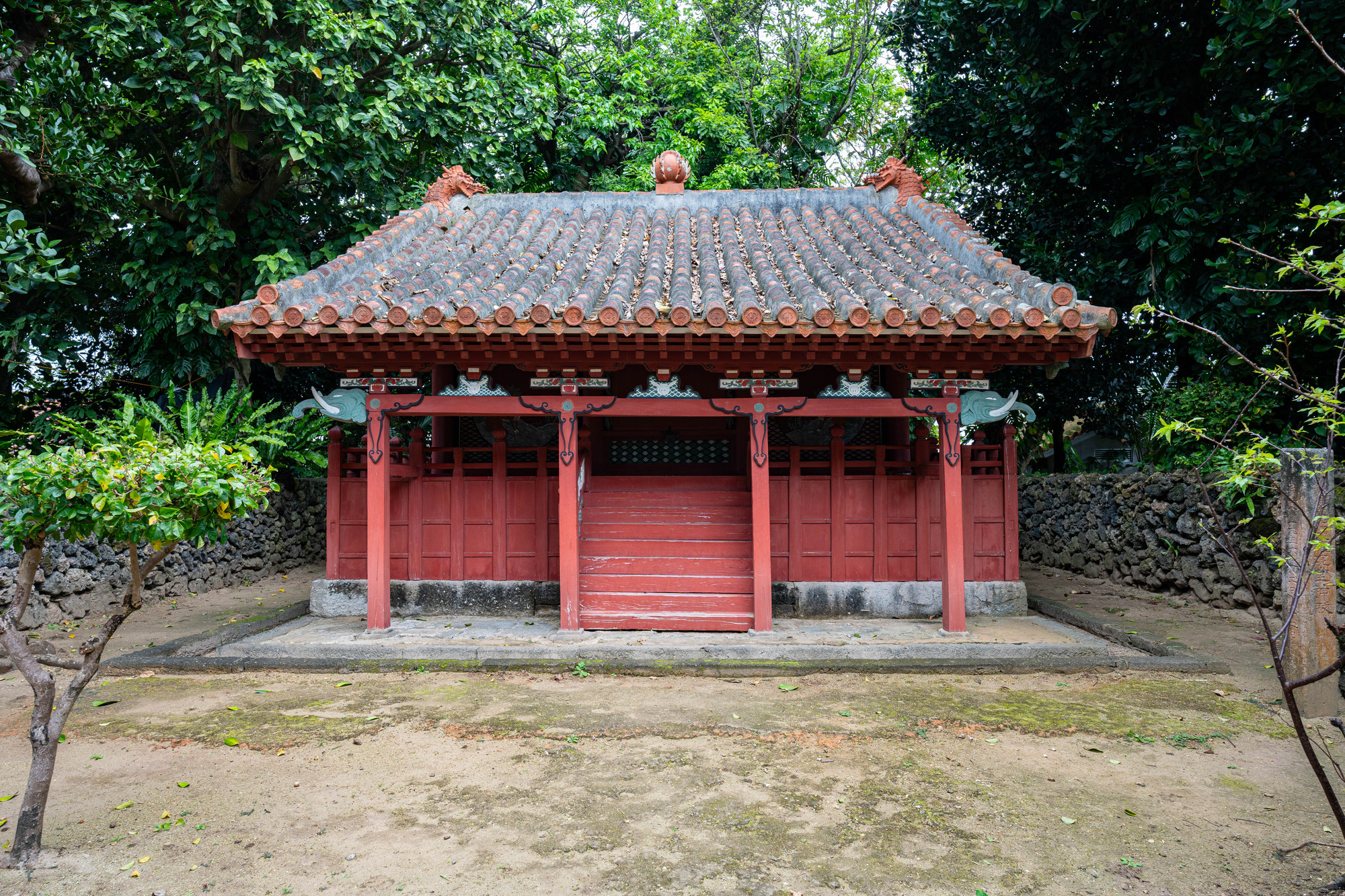権現堂｜石垣島・国指定重要文化財・八重山最古の神社建築・桃林寺隣接・アクセス完全ガイド